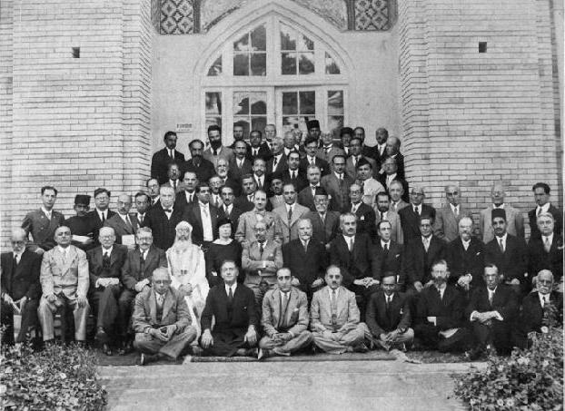 شرکت‌کنندگان در کنگرهٔ هزارهٔ فردوسی در مقابل تالار دارالفنون، تهران.